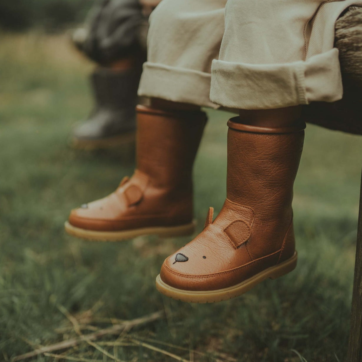 Leren boots voor kinderen met een beren oren op de punt van Donsje