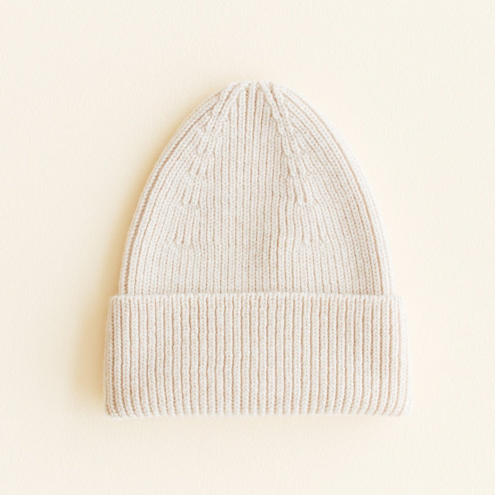 Cream beanie gebreid voor kids van HVID.