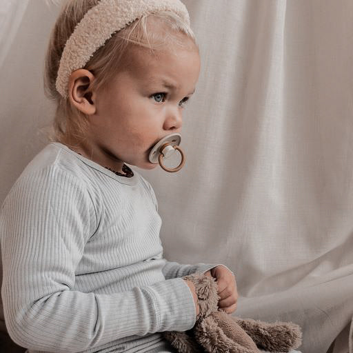 Lange mouwen shirt in Pale Blue voor kinderen met aan de bovenzijde twee knopen van Mar Mar Copenhagen.