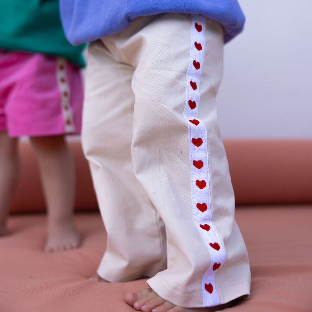 Witte broek closeup met hartjes op de zijkant