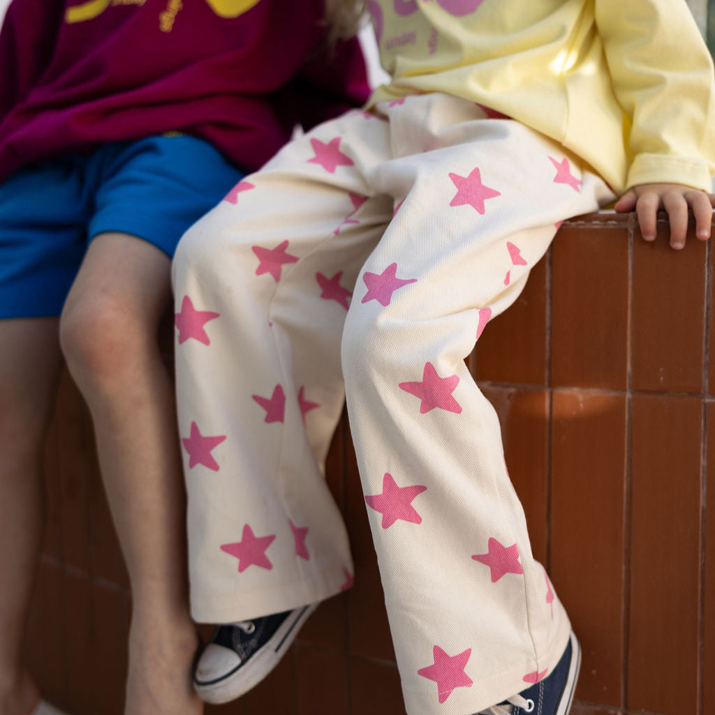 Witte broek met roze aan bij kindje