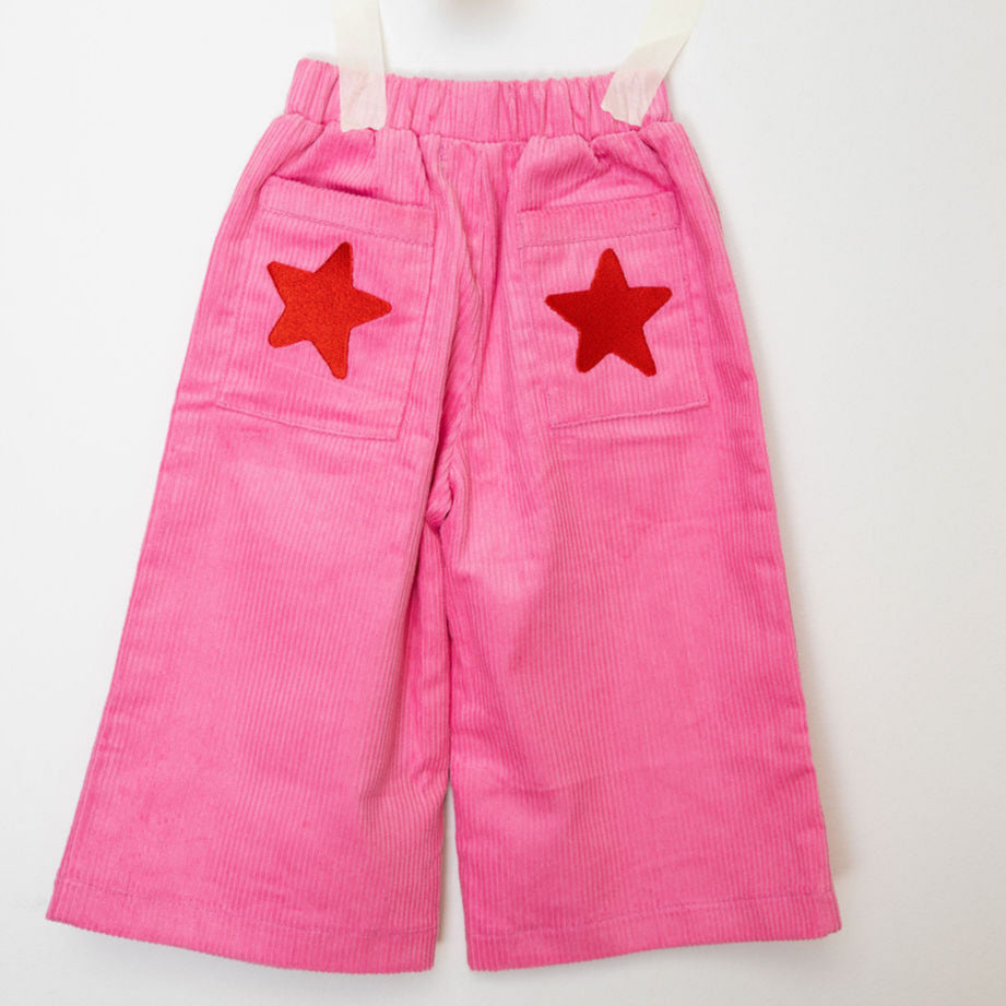 Roze broek met rode sterren bij de billen achterkant