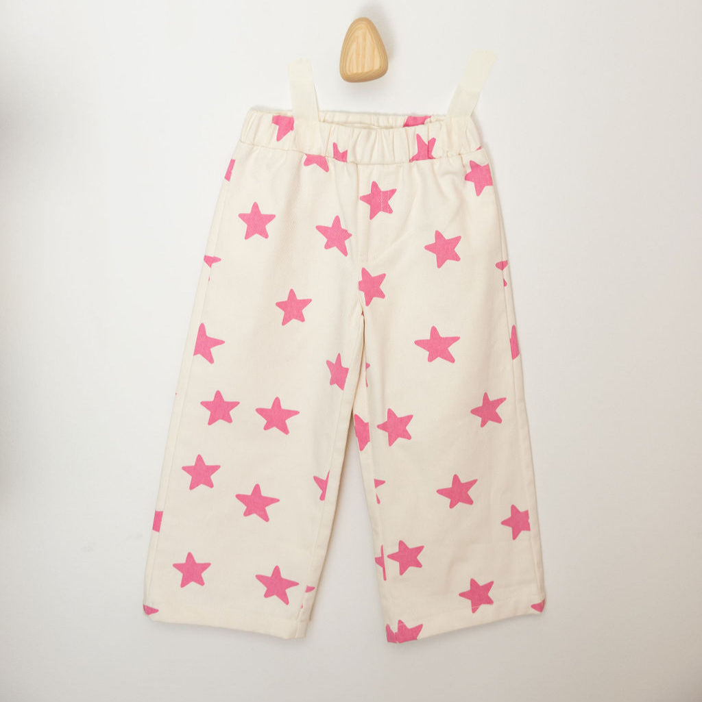 Witte broek met roze sterren op witte achtergrond 