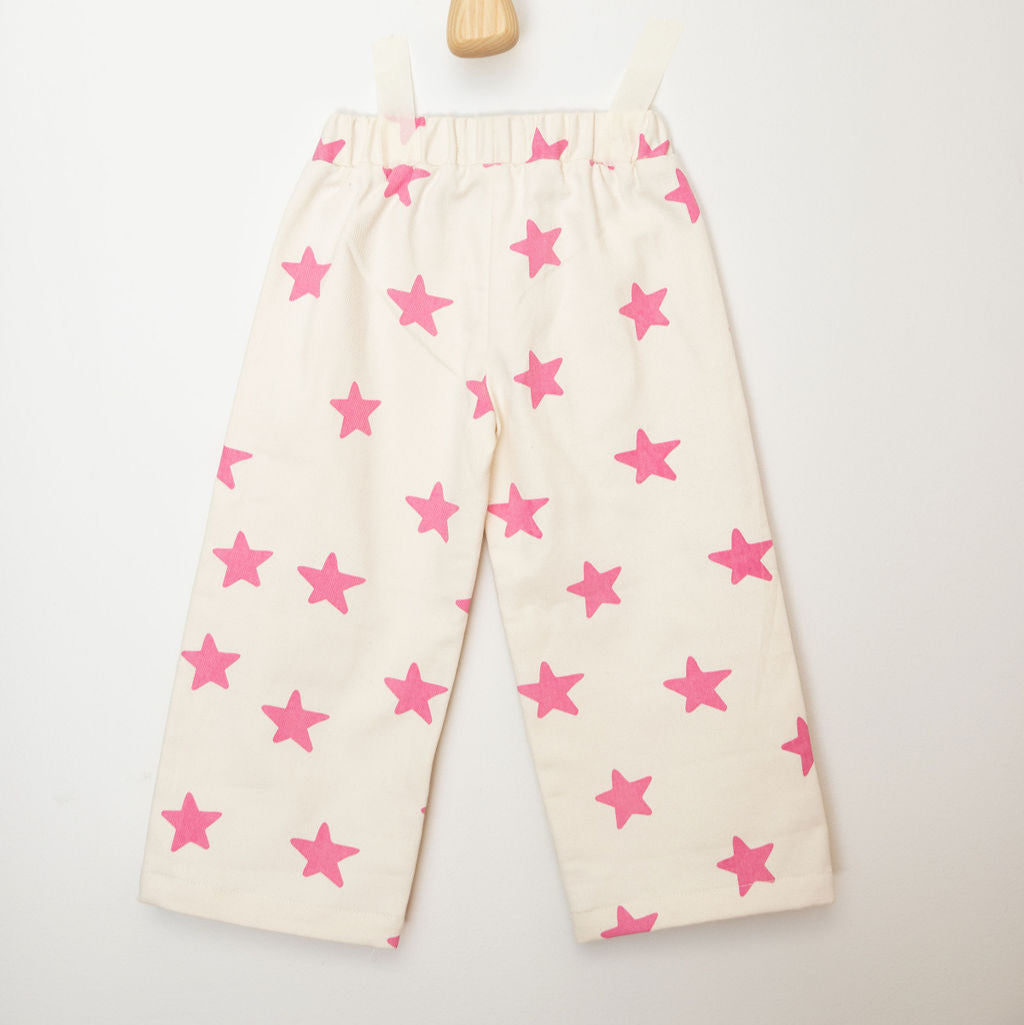 Witte broek met roze sterren met witte achtergrond achteraknt