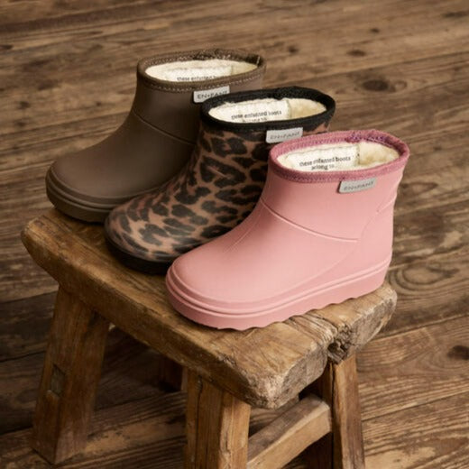 De thermoboots zijn gevoerd met wol aan de binnenzijde. De regenlaarzen zijn van ENFANT en leopard van kleur lifestyle 2.