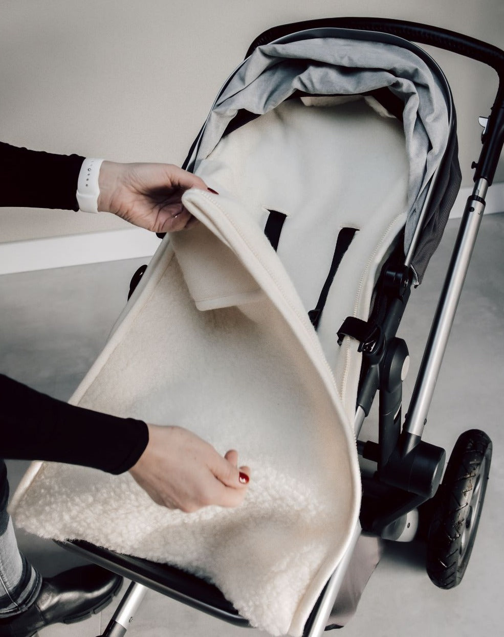 Voetenzak in de kleur beige gemaakt van wol voor baby's kinderen voor de kinderwagen van het merk Alwero.