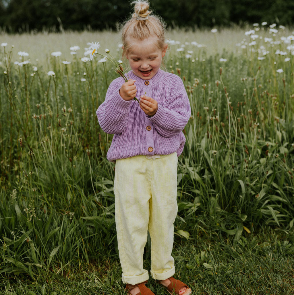 Yuki trousers geel voorkant aan bij meisje