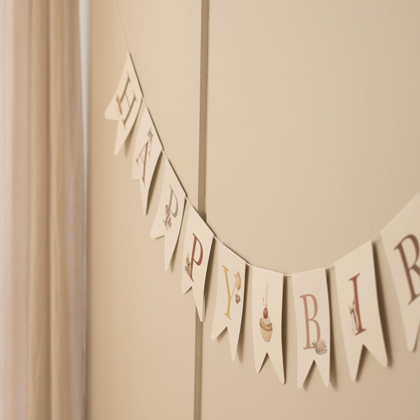 Slinger met de letter happy birthday. Je kunt de slinger ophangen als iemand jarig is.