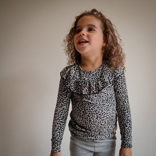 Lange mouwen shirt in Leopard Grey voor kinderen met kraag aan de bovenzijde van Mar Mar Copenhagen.