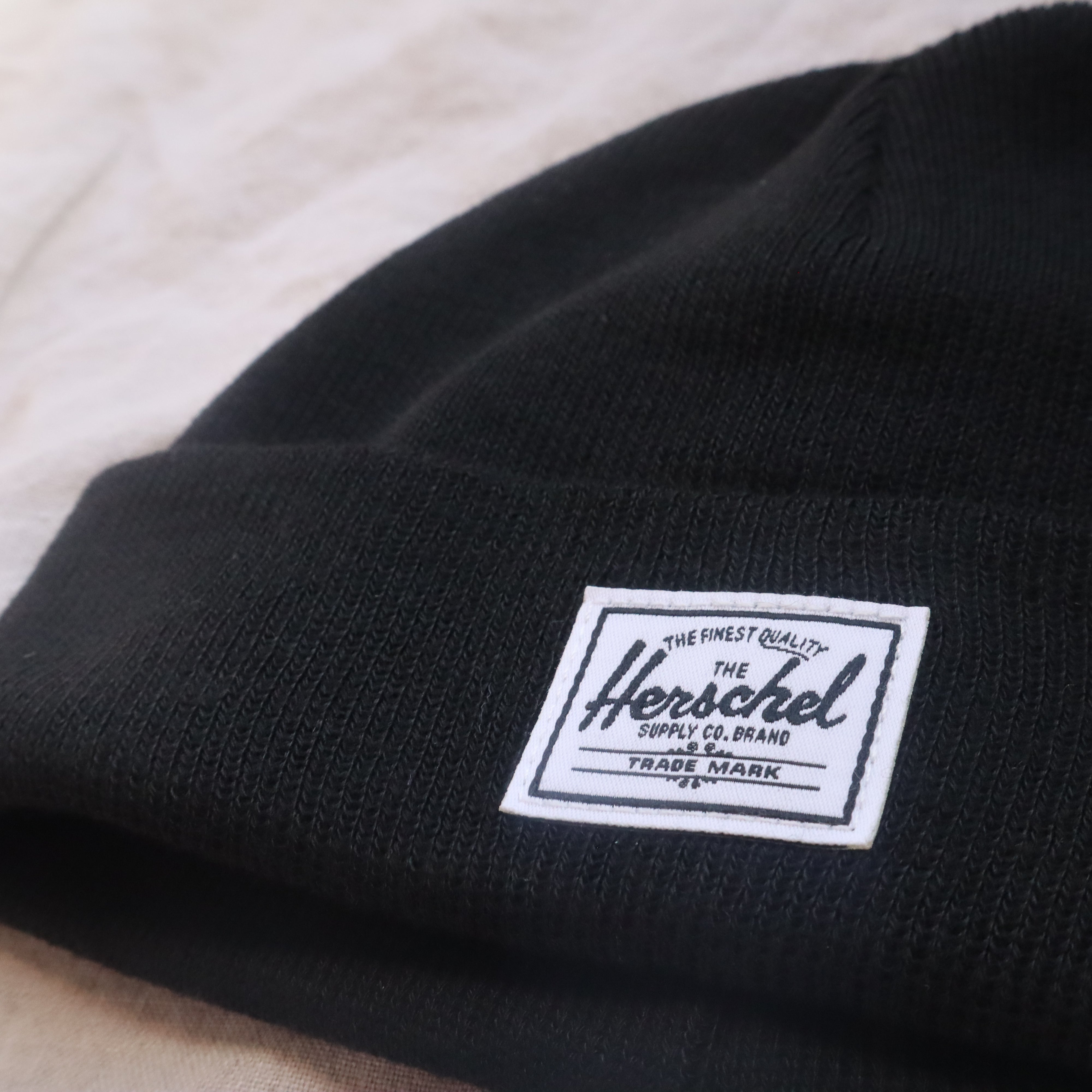 Beanie muts voor baby's in de kleur zwart van Herschel.