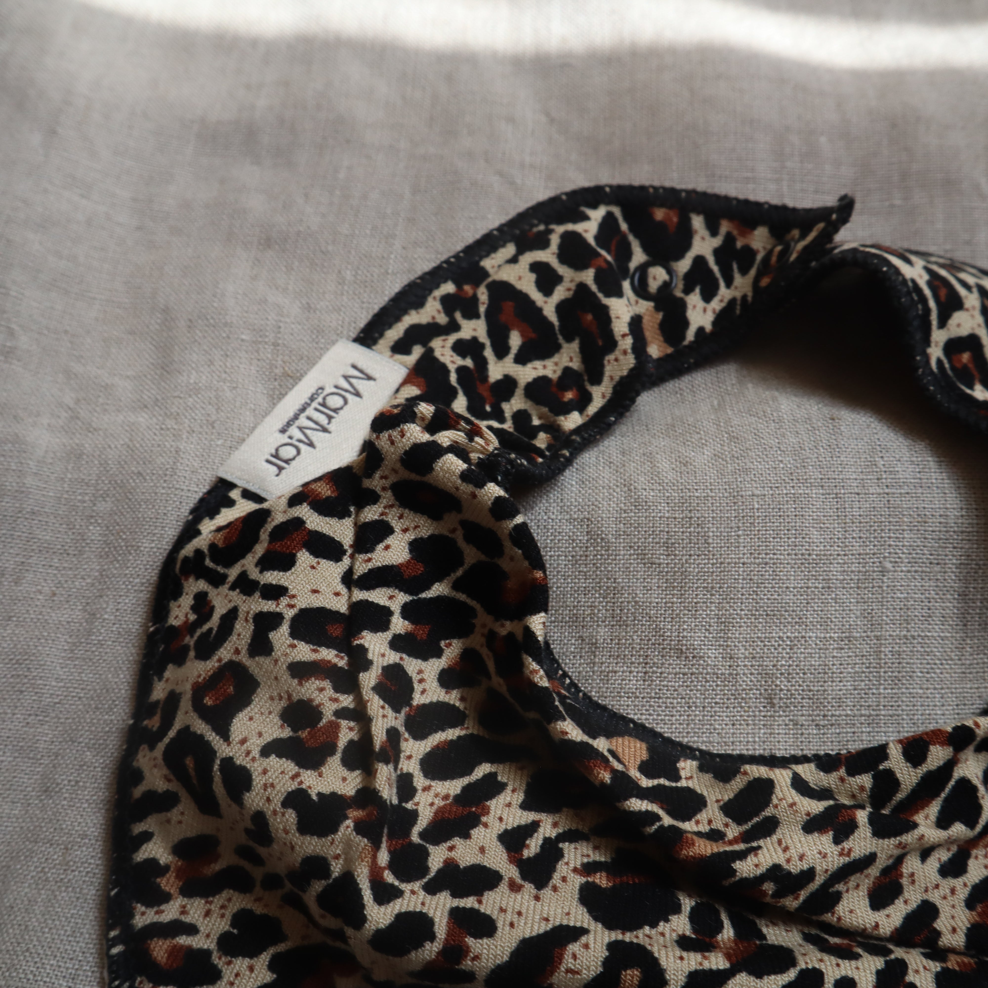 Leopard BIBS voor baby's (kinderen) tegen vlekken op kleding van het merk Mar Mar Copenhagen.