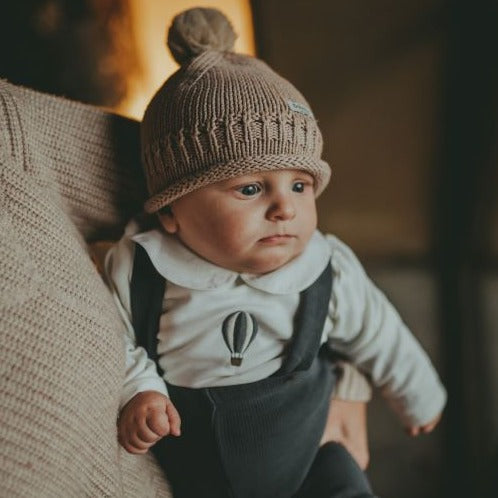 Wollen muts voor baby's en kinderen met een ronde pom pom van donsje. 